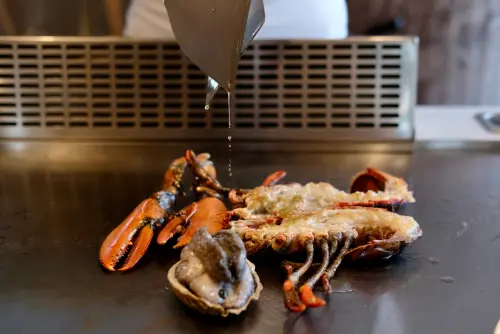 ▲墨賞新鐵板料理「古亭店」也吃得到波士頓龍蝦，魚鐵板上高溫煎熟，Q實香甜。（圖／記者葉盛耀攝）