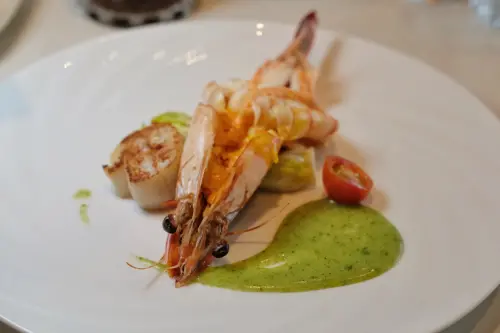 ▲「三重奏海陸套餐」除了野生海魚外，還有圖中的北海道干貝、野生花尾蝦。（圖／記者葉盛耀攝）