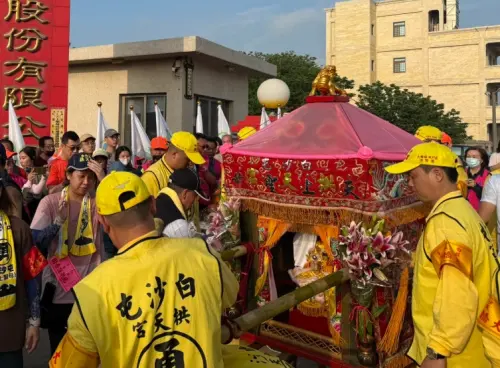▲白沙屯媽祖今（2）日凌晨起駕，不過由於在平日時間，不少人週末才能一起參與，也會好奇「粉紅超跑」到時候在哪裡，不少人都推薦下載白沙屯GPS即時定位APP。（圖/白沙屯拱天宮臉書）