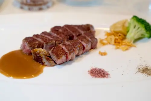 ▲「美國Prime老饕牛排」油花分布細緻，入口肉質柔嫩且飽含豐厚肉香。（圖／記者葉盛耀攝）