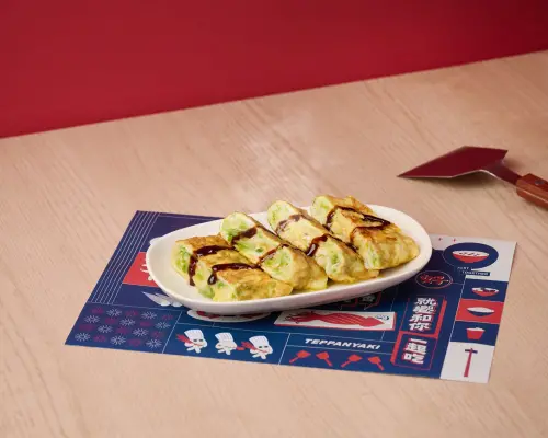 ▲即日起到5月31日，到「就饗」全台門店用餐，點2客單人套餐或1客雙人套餐，即可獲得澎湖海菜吻仔魚起司蛋捲一份。（圖／王品集團提供）