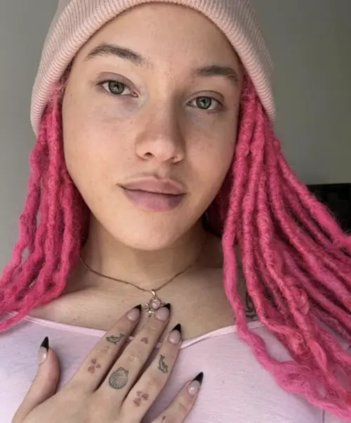 ▲原本是男性的艾倫,選擇成為跨性別女性艾琳(如圖),父親勞勃狄尼洛仍給予愛和支持,她也得到網友們的鼓勵。(圖/摘自IG) ▲原本是男性的艾倫,選擇成為跨性別女性艾琳(如圖),父親勞勃狄尼洛仍給予愛和支持,她也得到網友們的鼓勵。(圖/摘自IG)