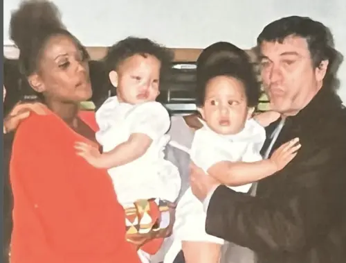 ▲勞勃狄尼洛(右一)和圖琪史密斯(左一)生下一對雙胞胎,原本都是兒子,現在其中一位選擇成為跨性別女性。(圖/摘自IG) ▲勞勃狄尼洛(右一)和圖琪史密斯(左一)生下一對雙胞胎,原本都是兒子,現在其中一位選擇成為跨性別女性。(圖/摘自IG)