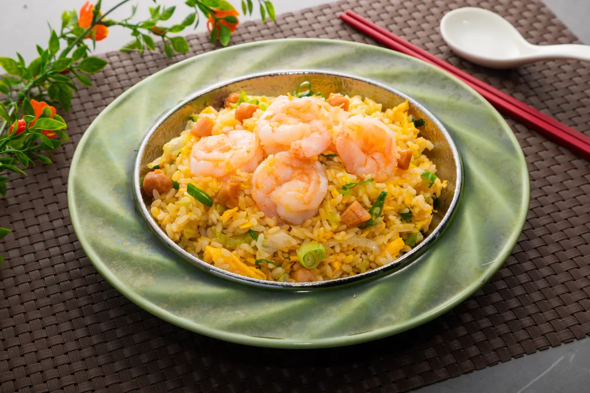 ▲胡媽媽灶腳聯名黃金貝蝦仁炒飯，層次豐富、鮮味更升級。（圖／點八粵）