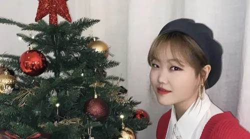 ▲韓國樂團AKMU妹妹李秀賢在今（4）日迎來26歲生日啦！13歲時參加選秀節目奪得冠軍後，與YG娛樂簽約開啟星路，並在出道前要求在合約中載明「不得整形」條款，出道後，卻一度因壓力過大罹患暴食症，引起粉絲憂心。（圖／akmu_suhyun IG）