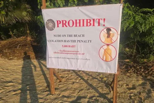 ▲因當地居民頻繁投訴外國旅客在海灘全裸,泰國帕岸島警方在海灘設立「禁止在公共場合裸體」的告示牌。(圖/帕岸島警局) ▲因當地居民頻繁投訴外國旅客在海灘全裸,泰國帕岸島警方在海灘設立「禁止在公共場合裸體」的告示牌。(圖/帕岸島警局)