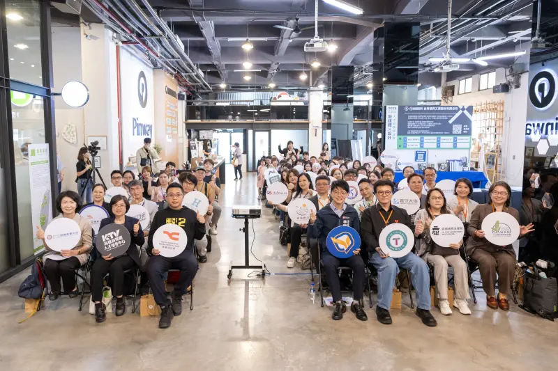 ▲「2025 新媒體 X 設計 高雄青年人才就業媒合會」超過 50 位產官學代表與企業貴賓齊聚現場共襄盛舉，共同見證高雄青年職涯啟航的重要時刻。（圖／高市府青年局提供）