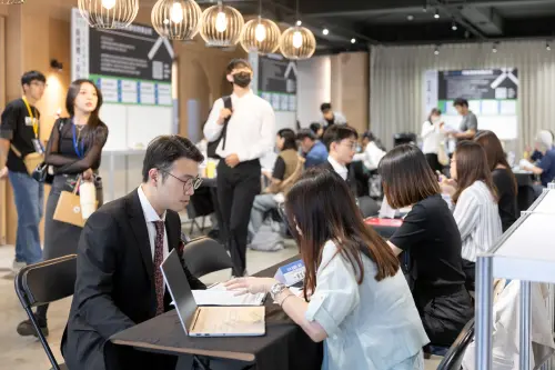 ▲▲「2025 新媒體 X 設計 高雄青年人才就業媒合會」5月2日於駁二Pinway舉辦，包含飛輪電商、夢時代、台灣福興等20家知名企業釋出超過百項職缺。（圖／高市府青年局提供）