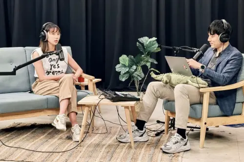 大牙(左)在podcast節目中談自己飛香港告黑人陳建州的經過。(圖/大牙IG) ▲大牙(左)在podcast節目中談自己飛香港告黑人陳建州的經過。(圖/大牙IG)