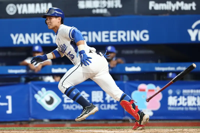 ▲富邦悍將王正棠重返一軍第二打席就敲出安打。（圖／富邦悍將提供）