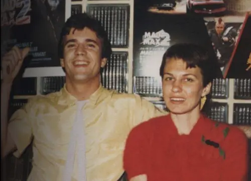 ▲梅爾吉勃遜(左)很年輕時就跟羅蘋結婚,沒想到他後來成了好萊塢最紅的巨星,財產大暴漲,沒有婚前協議這件事,讓他在他們離婚時,被分走了一半財產。(圖/摘自FB) ▲梅爾吉勃遜(左)很年輕時就跟羅蘋結婚,沒想到他後來成了好萊塢最紅的巨星,財產大暴漲,沒有婚前協議這件事,讓他在他們離婚時,被分走了一半財產。(圖/摘自FB)