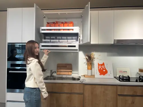 ▲「磐興寬悅」新案導入日系建材龍頭LIXIL旗下全系列的住宅產品，涵蓋廚具、衛浴、五金、氣密窗與空間收納等，（圖／記者金武鳳攝，2025.5.2)