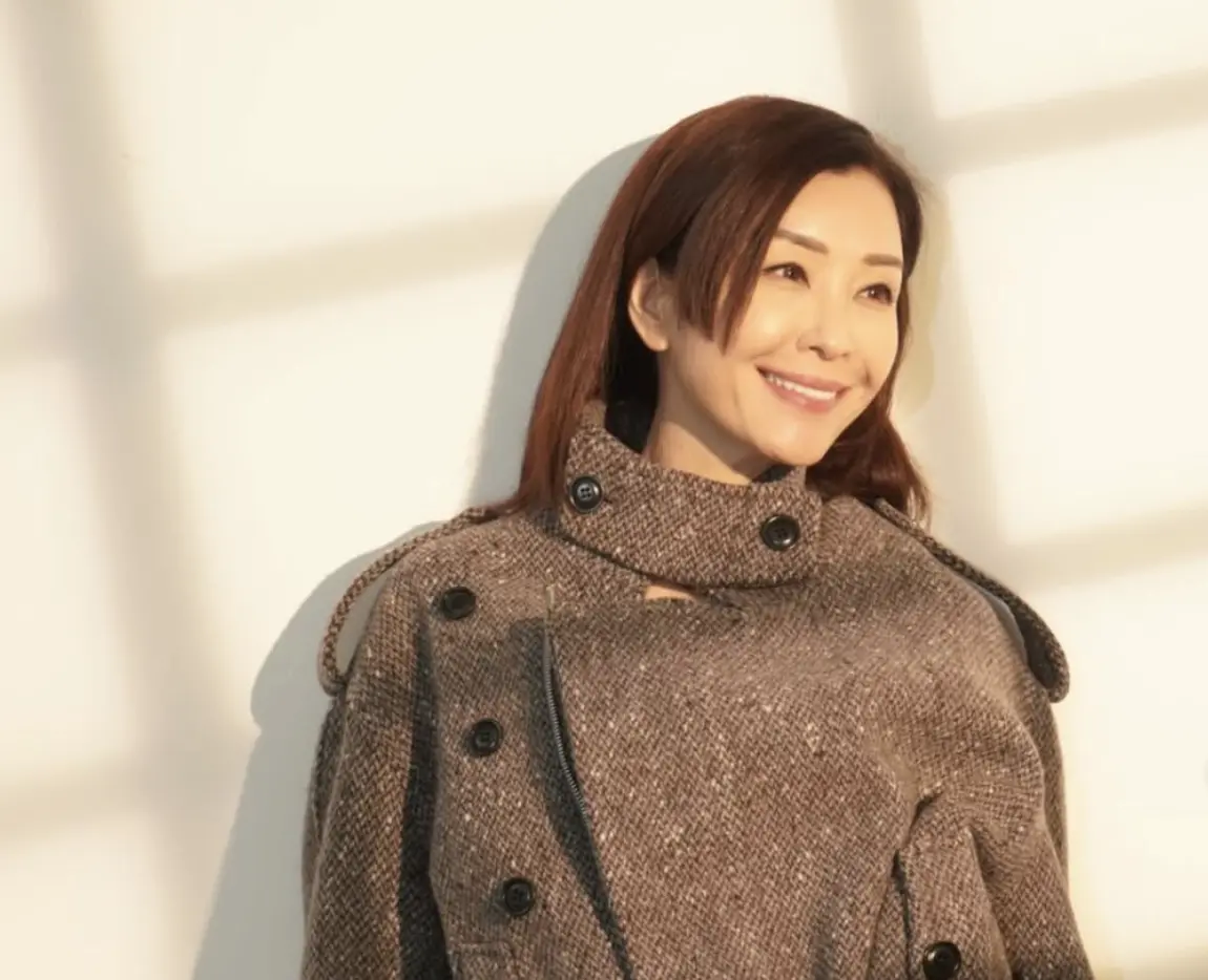 ▲伍詠薇（如圖）21歲時嫁給多金的名會計師翁江培，卻在13天後成為寡婦，還被懷疑繼承了1.7億港幣（約合台幣6.5億）的遺產，遭到冷嘲熱諷，連在路上都會被路人罵「剋夫」。（圖／摘自IG）