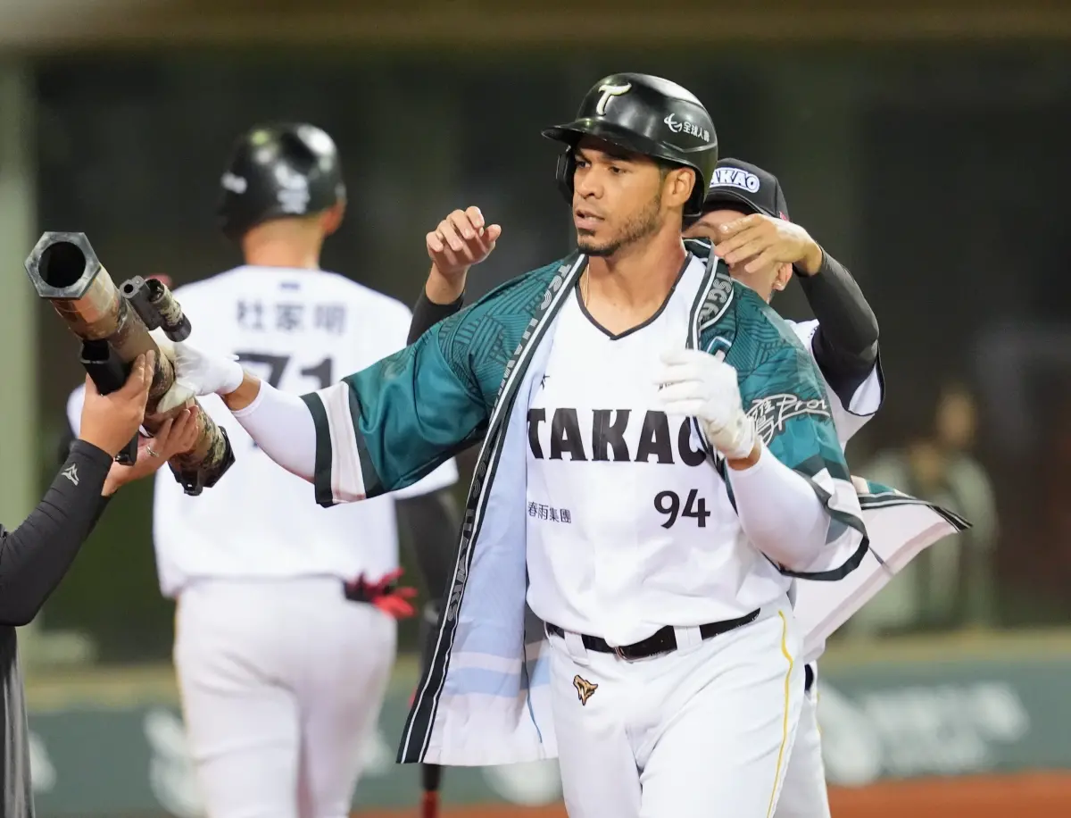 ▲台鋼雄鷹洋砲魔鷹從中信兄弟黃博多手中敲出陽春砲，一棒將比賽定調。（圖／台鋼雄鷹提供）