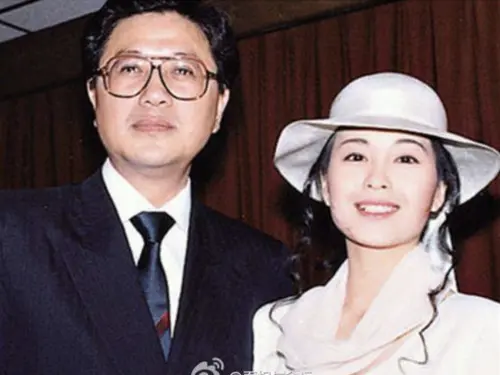 ▲伍詠薇(右)與翁江培的婚姻受到矚目,卻不到半個月就以新郎猝逝的悲劇收場,成了寡婦的她備受外界的冷嘲熱諷。(圖/摘自微博) ▲伍詠薇(右)與翁江培的婚姻受到矚目,卻不到半個月就以新郎猝逝的悲劇收場,成了寡婦的她備受外界的冷嘲熱諷。(圖/摘自微博)