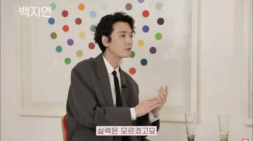 鄭敬淏上《現在白智娟》節目時,左手無名指上有戒指。(圖/翻攝自《現在白智娟》YouTube) ▲鄭敬淏上《現在白智娟》節目時,左手無名指上有戒指。(圖/翻攝自《現在白智娟》YouTube)