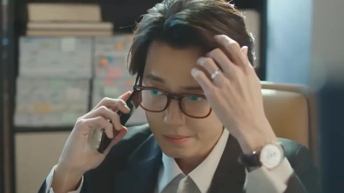 ▲男星鄭敬淏上節目《現在白智娟》時，被主持人眼尖發現左手無名指上戴著戒指，對此他回應：「這是我的私人物品」，讓粉絲猜想他跟交往13年的女友秀英準備有喜訊傳出！（圖／翻攝自《現在白智娟》YouTube）