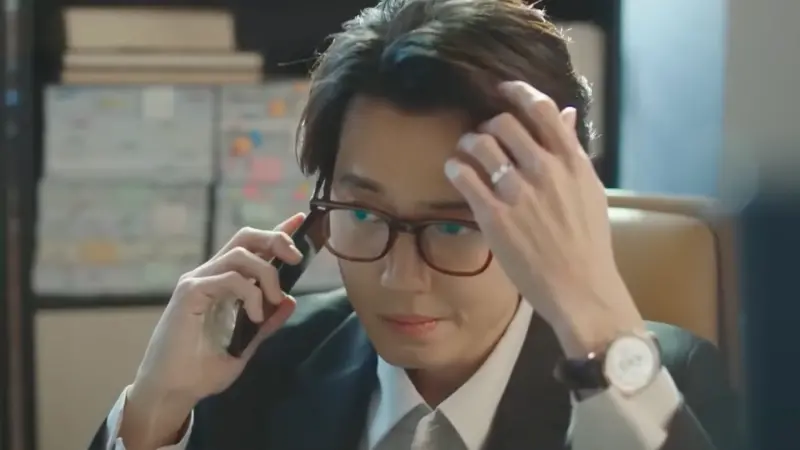 ▲男星鄭敬淏上節目《現在白智娟》時，被主持人眼尖發現左手無名指上戴著戒指，對此他回應：「這是我的私人物品」，讓粉絲猜想他跟交往13年的女友秀英準備有喜訊傳出！（圖／翻攝自《現在白智娟》YouTube）