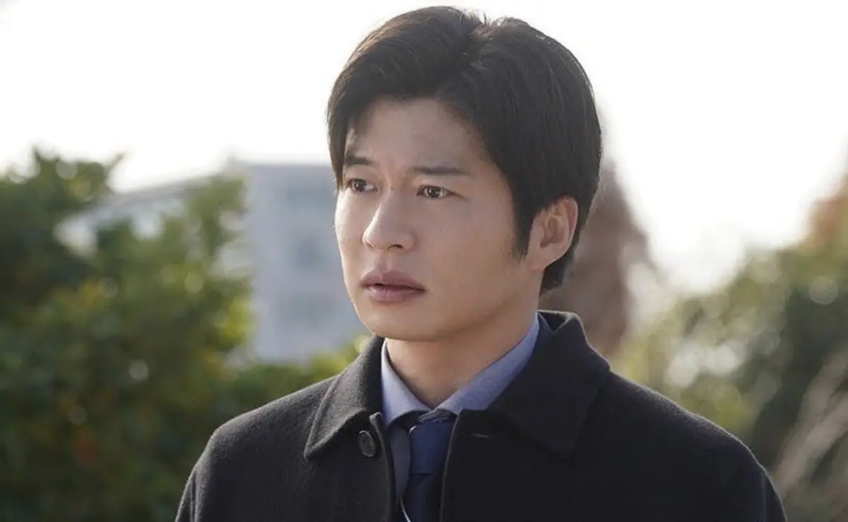 ▲已婚日本男星田中圭日前遭爆與25歲永野芽郁大搞婚外情，今（2）日終於道歉但不僅內文敷衍，還得在付費部落格才能看到，讓粉絲痛批根本是為了舞台劇搶救票房。（圖／摘自《大叔的愛》片段）