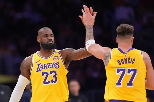 洛杉磯湖人前鋒LeBron James在賽季結束後,近日在接受ESPN記者Dave McMenamin的專訪時,首度公開談及Luka Doncic的續約問題。他強調,自己並不會干涉Doncic的決定。 ▲洛杉磯湖人前鋒LeBron James在賽季結束後,近日在接受ESPN記者Dave McMenamin的專訪時,首度公開談及Luka Doncic的續約問題。他強調,自己並不會干涉Doncic的決定。(圖/美聯社/達志影像)