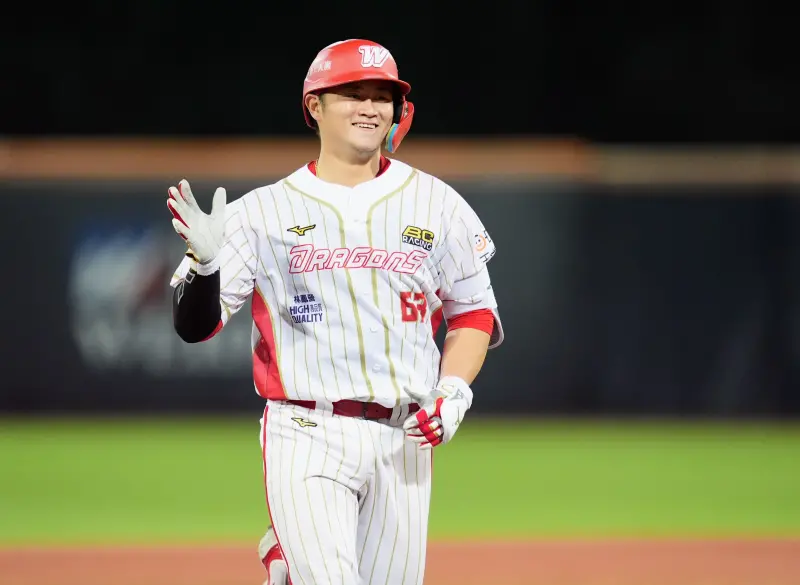 ▲大聯盟許多捕手都會穿戴俗稱「捕手沙發」的捕手專用坐墊（Knee Saver），來減緩蹲捕時對膝蓋的壓力，但如今中職卻鮮少有捕手使用，現役有在使用捕手沙發、最知名的選手莫過於味全龍主戰捕手蔣少宏。（圖／味全龍提供）