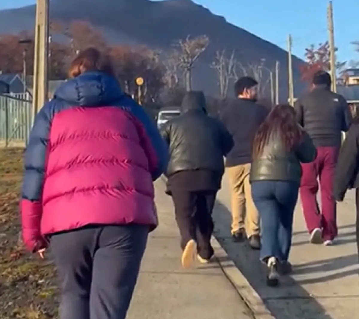 ▲智利、阿根廷南部海域規模7.5強震，一度發布海嘯警報，民眾疏散至高地。（圖／擷取自影片）