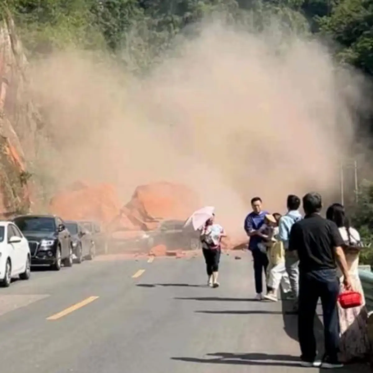 ▲中國正值五一假期，多地都湧現出遊的人潮、車潮，貴州一處景區卻發生山體坍方、巨石砸車的驚悚事故。（圖／翻攝自微博）