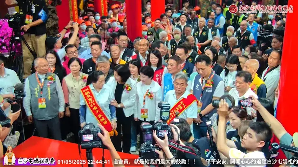 ▲彰化縣長張麗善疑似為了在鏡頭中「站C位」，竟將前方爐主宋曉華挪開引發討論。（圖／翻攝白沙屯媽祖網路電視台）