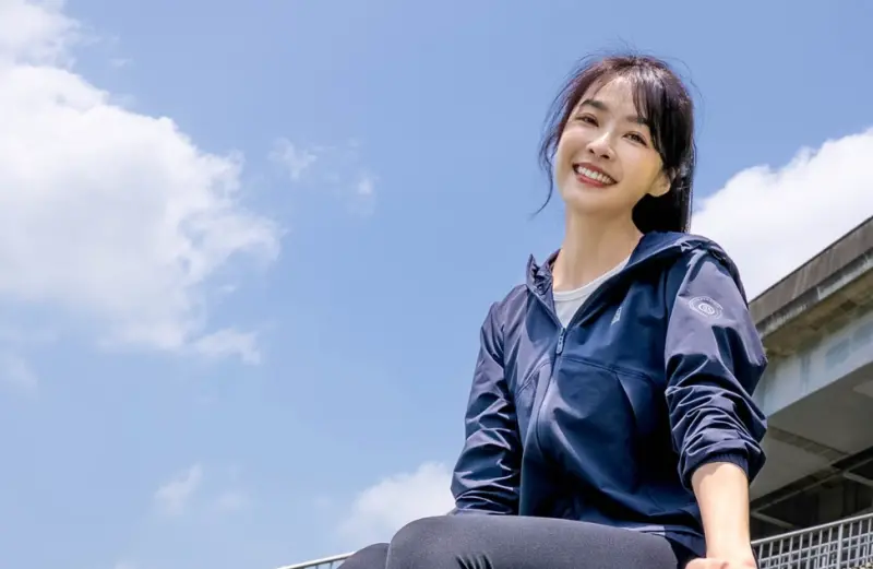 ▲單身3年的小嫻分享近況，她透露自己重返校園當「女大學生」，就讀屏東大學音樂系，45的她美貌超級逆齡。（圖／小嫻臉書）