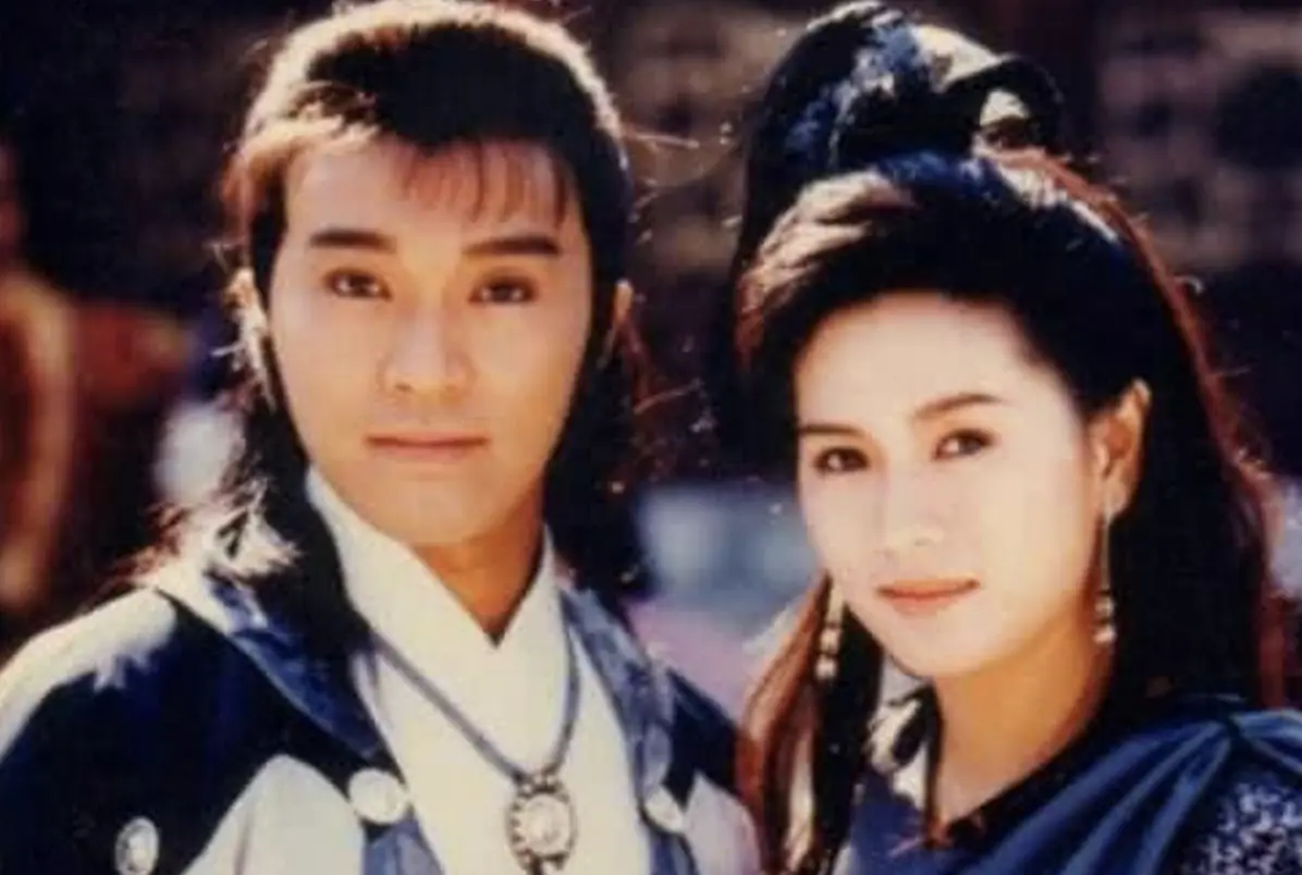 ▲周星馳（左）和羅慧娟的定情作《蓋世豪俠》，也是周星馳的成名作，外傳周星馳最想結婚的對象是羅慧娟，但後來兩人因對未來沒共識分手，羅慧娟也在46歲時癌逝。（圖／翻攝自微博）