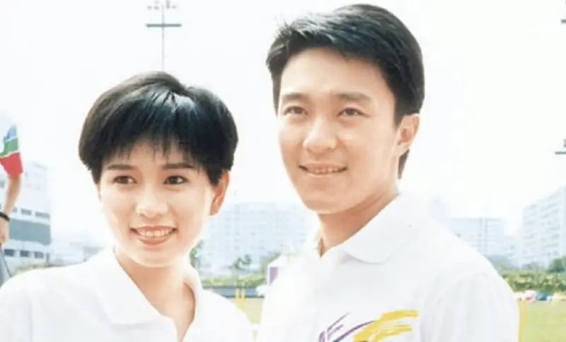 周星馳「此生摯愛」永遠追不回 每部喜劇電影都藏著對她的虧欠 ▲羅慧娟(左)和周星馳(右)曾愛得轟轟烈烈,但她在46歲時癌逝,外傳周星馳很多電影中的台詞都是為了思念羅慧娟。(圖/翻攝自微博)