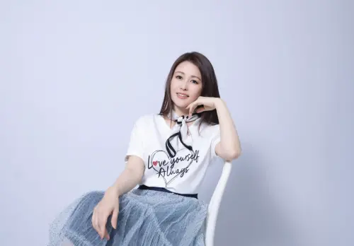 ▲麻衣如所有星空媽媽一樣,獨自努力給予兒子母兼父職雙倍的關愛,網友盛讚她貌美仍如18歲。(圖/鏡藝宏海提供) ▲麻衣如所有星空媽媽一樣,獨自努力給予兒子母兼父職雙倍的關愛,網友盛讚她貌美仍如18歲。(圖/鏡藝宏海提供)