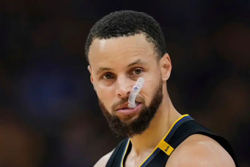 ▲NBA 美國職籃季後賽，金州勇士雖然在第二輪首戰以99比88力克明尼蘇達灰狼，但Stephen Curry 卻因大腿拉傷退場。（圖／美聯社／達志影像）