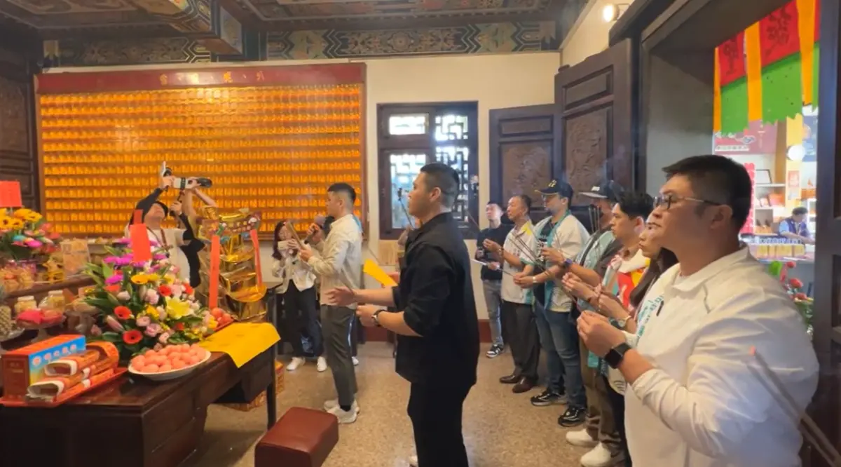 ▲罷免藍委4、5、6選區民團齊聚義虎堂虎爺祖廟祈福順利，不過在擲筊祈福儀式途中，代表人接連獲得笑筊、無筊回應，最終才得聖筊。（圖／翻攝畫面）