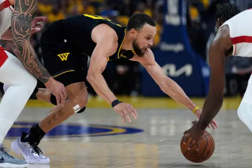 西區首輪季後賽G6,半場打完金州勇士48:53落後。Curry目前10投5中,得到16分。 ▲西區首輪季後賽G6,半場打完金州勇士48:53落後。Curry目前10投5中,得到16分。(圖/美聯社/達志影像)