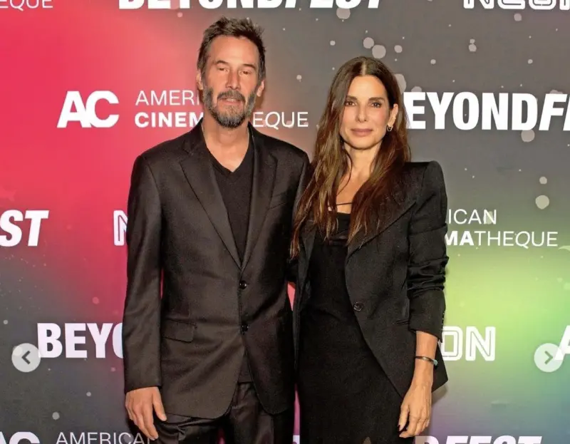 ▲基努李維（左）與珊卓布拉克去年曾在Beyond Fest一起慶祝《捍衛戰警》30週年，現更宣布要第3度合演，新片將是浪漫驚悚片，讓粉絲超感動，直呼等這一天等很久。（圖／摘自keanureevesfanpage.tr IG  Jared Cowan攝影）