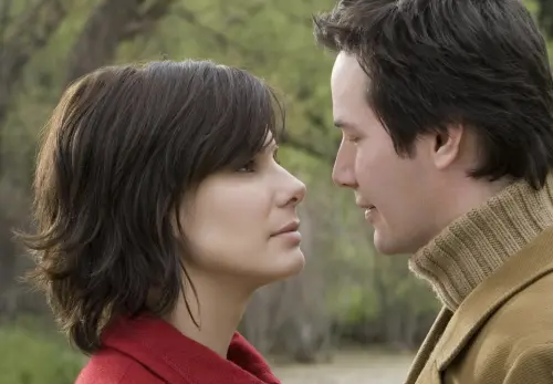 ▲珊卓布拉克(左)與基努李維在《跳越時空的情書》感情戲更多,氣氛相當浪漫。(圖/摘自IMDb) ▲珊卓布拉克(左)與基努李維在《跳越時空的情書》感情戲更多,氣氛相當浪漫。(圖/摘自IMDb)