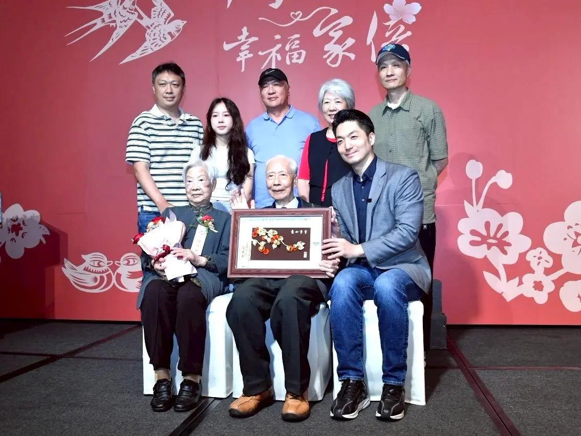 ▲出席北市114年金婚表揚典禮，蔣萬安與長輩們合影。（圖／北市府提供）