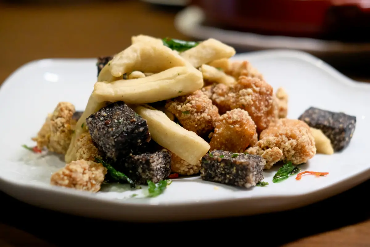 ▲預約制的私廚餐廳「中山對酌」有道鹹酥雞受到老顧客歡迎，但是想吃此菜必須預約一桌5萬5千元以上菜色，餐廳才會出此菜，還只送不賣，顧客們都笑稱此規定好似限量名牌包一樣需「配貨制」。（圖／記者葉盛耀攝）