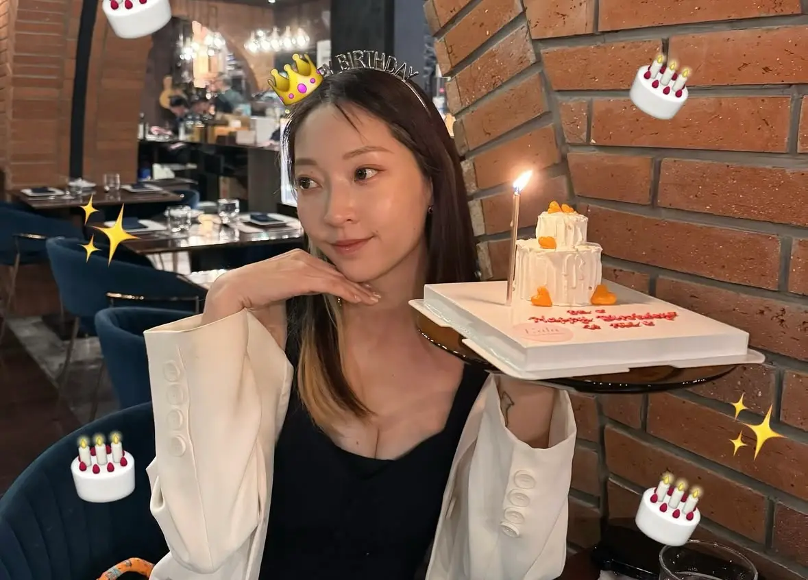 ▲「張菲媳婦」翁馨儀（如圖）近日在社群上分享自己的32歲慶生照，照片中她身穿低胸洋裝，並露出超深事業線，火辣身材引關注，還被網友虧「不可能師丈讓妳這樣穿」。（圖／翁馨儀IG）