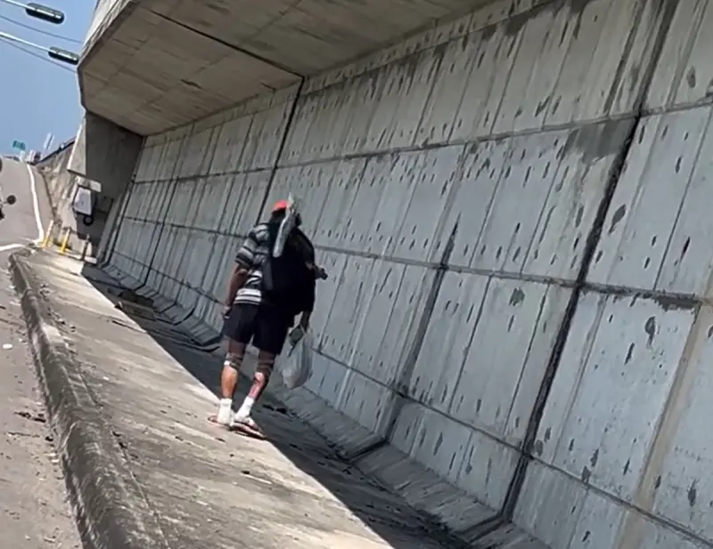 ▲白沙屯媽祖進香活動「勇腳伯」回來了！畫面中的他穿上拖鞋且雙腳纏上繃帶，步履蹣跚卻又意志堅地的背影，讓許多信眾看了相當感動。（圖／網友Rick The Real Chiu授權提供）