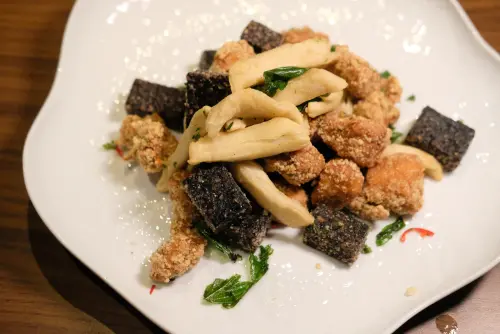 ▲一盤鹹酥雞裡有雞肉、豬血糕與甜不辣，用料與炸工都相當講究，讓吃過的顧客沒有負評。（圖／記者葉盛耀攝）