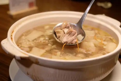 ▲「海南椰香雞」全使用雞腿肉，加入海底椰、鮮椰等製成，鮮香清爽。（圖／記者葉盛耀攝）