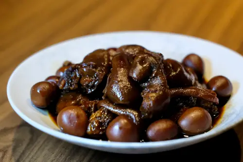 ▲豬腳薑是廣東人習慣在女性坐月子時，製作來補身的一道菜餚。（圖／記者葉盛耀攝）