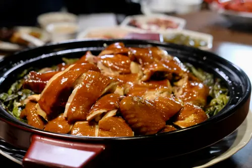 ▲「玫瑰豉油雞」每一塊都肥嫩噴香，就連雞胸肉也不柴。（圖／記者葉盛耀攝）