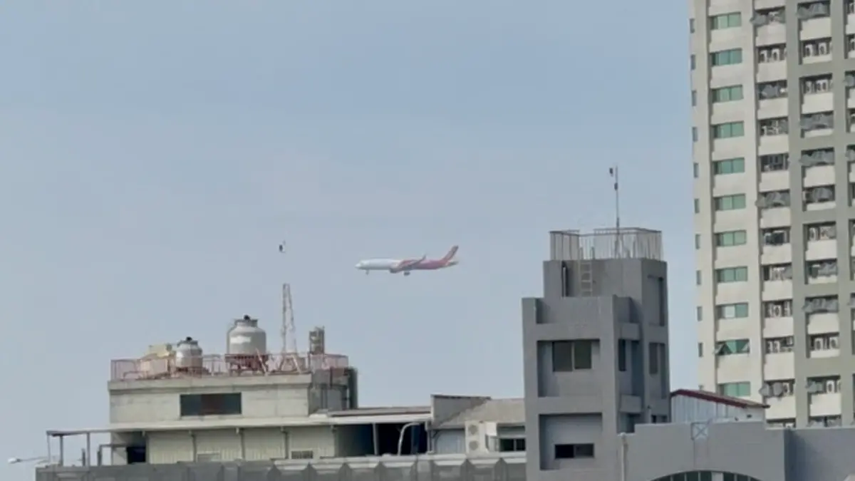 ▲ 越捷航空VJ881航行至台灣南部附近空域時突掛「7700代碼」轉降高雄小港機場，機上人員均安。（圖／民眾提供）