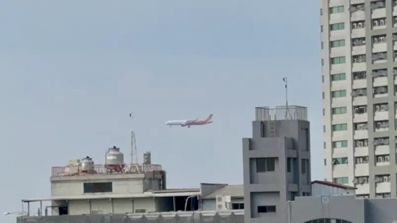 ▲越捷881航班因飛機駕駛機艙疑似出現裂痕，緊急降落小港機場，滯留70人滯留預計明日九時峴港。(圖／民眾提供)