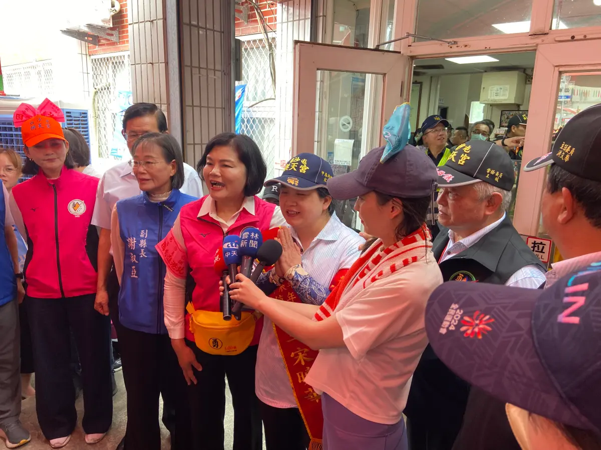 ▲雲林縣長張麗善與爐主宋曉華合體，再度為搶位子致歉。（圖／雲林縣政府提供）