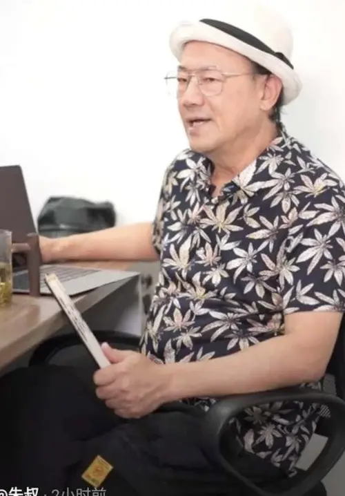 ▲資深娛樂記者朱叔(如圖),解開盛傳多年的王傑嗓子被毒啞之謎的真相。(圖/摘自微博) ▲資深娛樂記者朱叔(如圖),解開盛傳多年的王傑嗓子被毒啞之謎的真相。(圖/摘自微博)