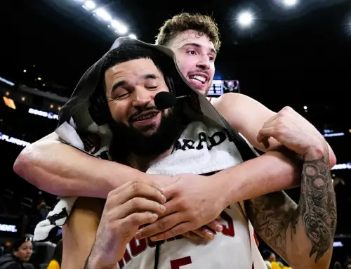 ▲休士頓火箭後衛Fred VanVleet（5號）在NBA美國職籃（National Basketball Association）季後賽首輪第六戰擊敗金州勇士後，受到中鋒Alperen Sengun熱情擁抱慶祝勝利，雙人相擁場面溫馨動人。（圖／美聯社／達志影像）